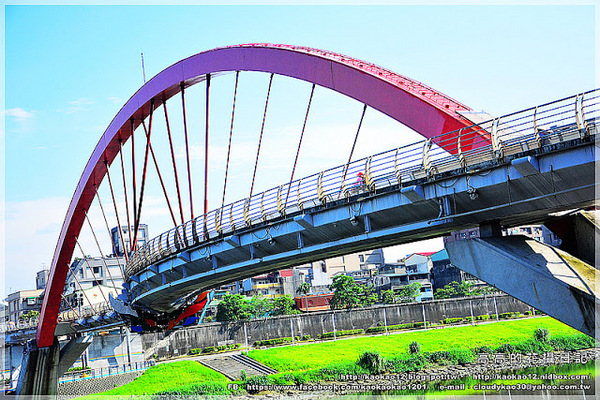 彩虹橋：【臺北】松山區。成美左岸河濱公園 彩虹橋畔《心有鎖屬》ＬＯＶＥ 愛情鎖