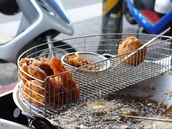 蔡家蚵嗲:【美食特搜。台南北區】蔡家蚵嗲。蚵嗲 肉嗲 外皮酥香無比 餡料塞到滿滿滿!