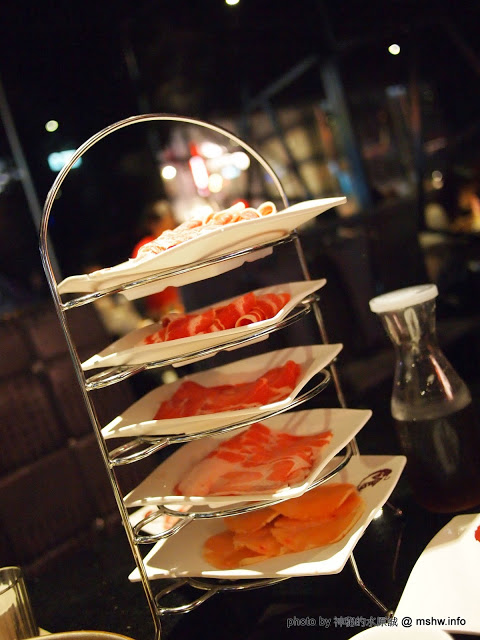 嗆頂級麻辣鴛鴦鍋(中港店)：【食記】台中嗆頂級鴛鴦麻辣鍋@西區BRT中正國小 : 小蒙牛的麻辣火鍋吃到飽,送餐快速,食材尚可…推薦給喜歡吃肉喝麻辣的人