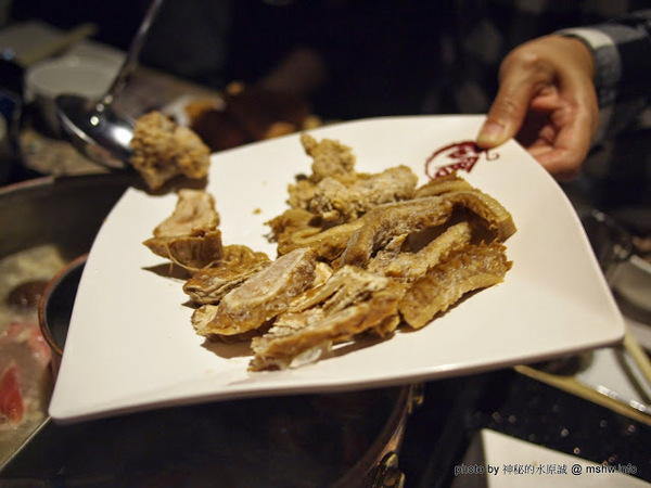 嗆頂級麻辣鴛鴦鍋(中港店)：【食記】台中嗆頂級鴛鴦麻辣鍋@西區BRT中正國小 : 小蒙牛的麻辣火鍋吃到飽,送餐快速,食材尚可…推薦給喜歡吃肉喝麻辣的人