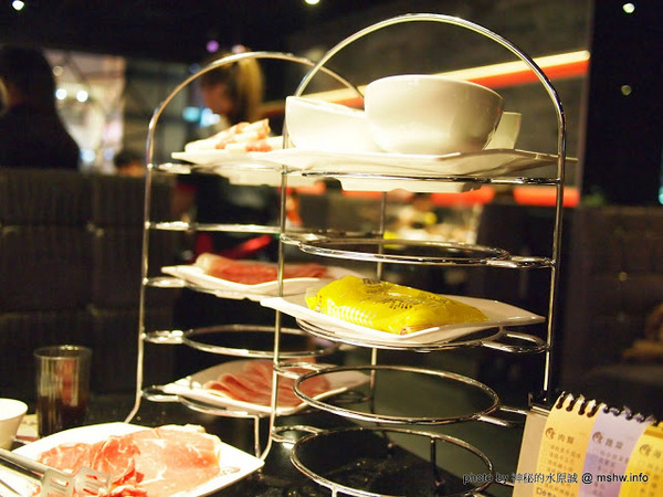 嗆頂級麻辣鴛鴦鍋(中港店)：【食記】台中嗆頂級鴛鴦麻辣鍋@西區BRT中正國小 : 小蒙牛的麻辣火鍋吃到飽,送餐快速,食材尚可…推薦給喜歡吃肉喝麻辣的人