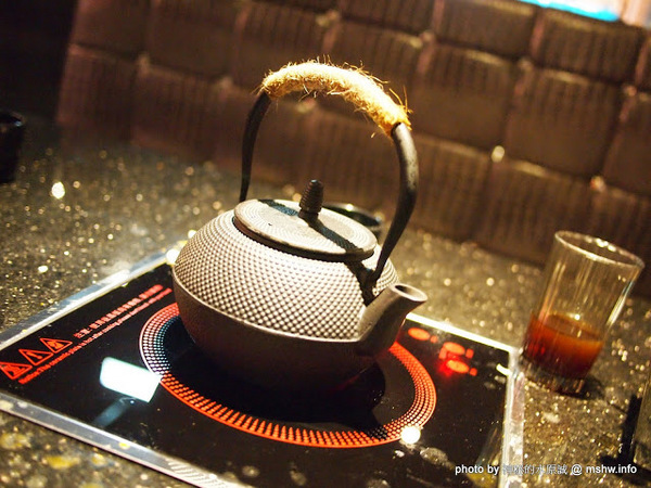 嗆頂級麻辣鴛鴦鍋(中港店)：【食記】台中嗆頂級鴛鴦麻辣鍋@西區BRT中正國小 : 小蒙牛的麻辣火鍋吃到飽,送餐快速,食材尚可…推薦給喜歡吃肉喝麻辣的人