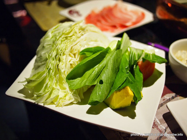 嗆頂級麻辣鴛鴦鍋(中港店)：【食記】台中嗆頂級鴛鴦麻辣鍋@西區BRT中正國小 : 小蒙牛的麻辣火鍋吃到飽,送餐快速,食材尚可…推薦給喜歡吃肉喝麻辣的人