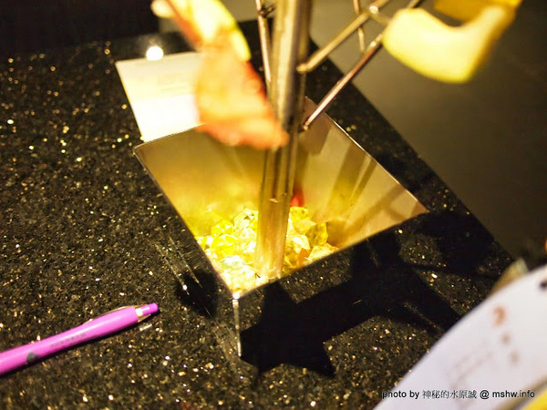 嗆頂級麻辣鴛鴦鍋(中港店)：【食記】台中嗆頂級鴛鴦麻辣鍋@西區BRT中正國小 : 小蒙牛的麻辣火鍋吃到飽,送餐快速,食材尚可…推薦給喜歡吃肉喝麻辣的人