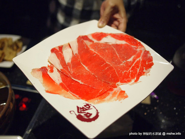 嗆頂級麻辣鴛鴦鍋(中港店)：【食記】台中嗆頂級鴛鴦麻辣鍋@西區BRT中正國小 : 小蒙牛的麻辣火鍋吃到飽,送餐快速,食材尚可…推薦給喜歡吃肉喝麻辣的人