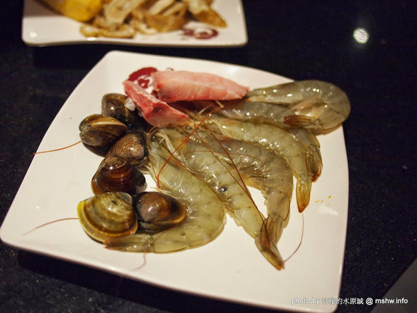 嗆頂級麻辣鴛鴦鍋(中港店)：【食記】台中嗆頂級鴛鴦麻辣鍋@西區BRT中正國小 : 小蒙牛的麻辣火鍋吃到飽,送餐快速,食材尚可…推薦給喜歡吃肉喝麻辣的人