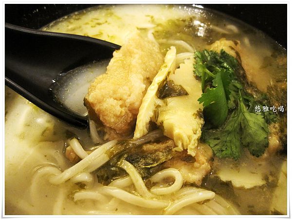 鄧師傅煨功夫麵(巨蛋店):【吃高雄】鄧師傅煨功夫麵(巨蛋店),美食街也有好滋味