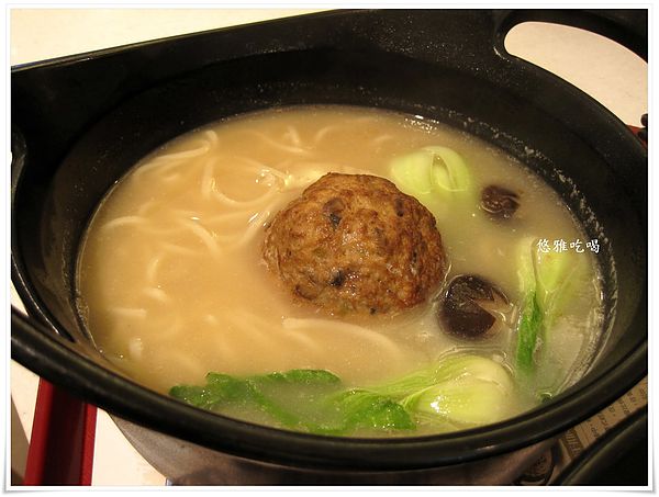 鄧師傅煨功夫麵(巨蛋店):【吃高雄】鄧師傅煨功夫麵(巨蛋店),美食街也有好滋味