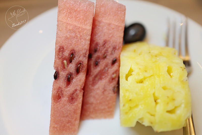 Banbi217 美食旅遊: 礁溪長榮鳳凰酒店竹芬廳中式料理,桌邊片皮服務的蒜香當紅炸子雞[宜蘭美食旅遊](邀約)