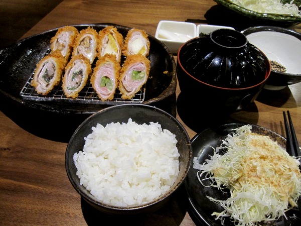 富士印日式炸豬排(內湖文德店)：富士印日式炸豬排 : 創意又美味的花漾綜合捲