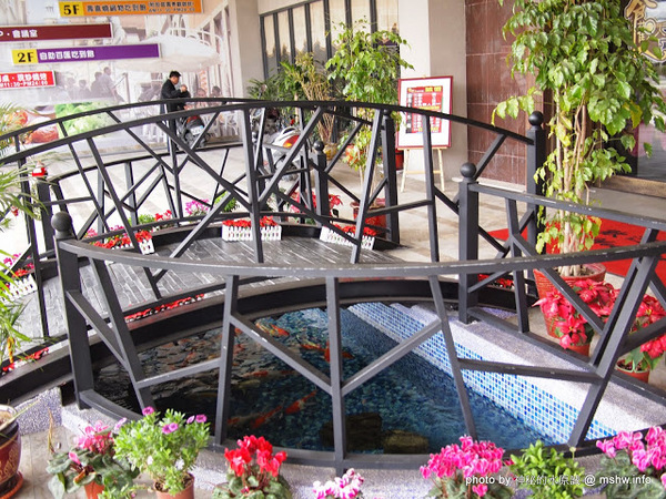 食觀天下複合式餐廳：【食記】彰化食觀天下複合式餐廳@員林 : 食材新鮮,種類多元的海鮮百匯自助餐,算是對得起價格吧!