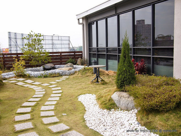 食觀天下複合式餐廳：【食記】彰化食觀天下複合式餐廳@員林 : 食材新鮮,種類多元的海鮮百匯自助餐,算是對得起價格吧!