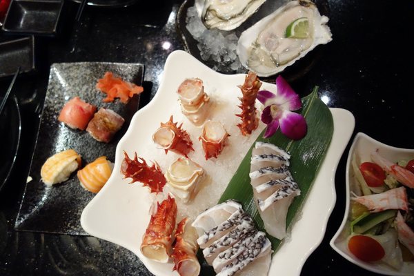 忍者龍膽石斑專賣店：忍者龍膽石斑專賣店+海鮮遇上甜點與美式+忍者般的服務生+帝王蟹+龍膽石斑+吃到飽