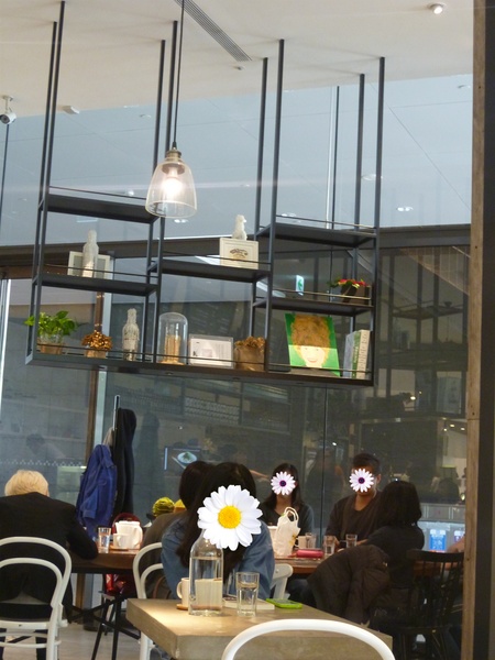Cafe Showroom(誠品松菸店):【台北松菸】花在松菸天氣晴,一個人的下午茶約會-Cafe Showroom