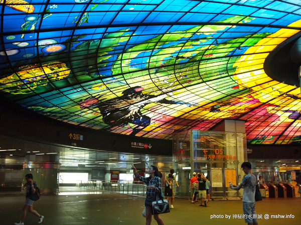 走進花生漫畫: Snoopy 65週年巡迴特展(高雄場)：【景點】走進花生漫畫 Snoopy 65週年巡迴特展@高雄鹽埕駁二藝術特區捷運MRT鹽埕埔 : 可愛小獵犬的吸睛濕背秀!