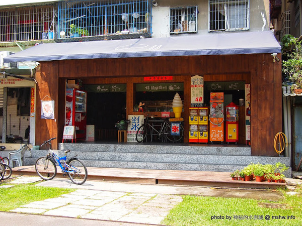 走進花生漫畫: Snoopy 65週年巡迴特展(高雄場)：【景點】走進花生漫畫 Snoopy 65週年巡迴特展@高雄鹽埕駁二藝術特區捷運MRT鹽埕埔 : 可愛小獵犬的吸睛濕背秀!