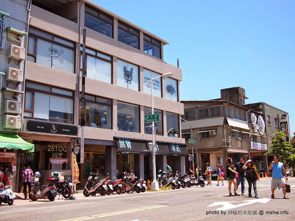 走進花生漫畫: Snoopy 65週年巡迴特展(高雄場)：【景點】走進花生漫畫 Snoopy 65週年巡迴特展@高雄鹽埕駁二藝術特區捷運MRT鹽埕埔 : 可愛小獵犬的吸睛濕背秀!