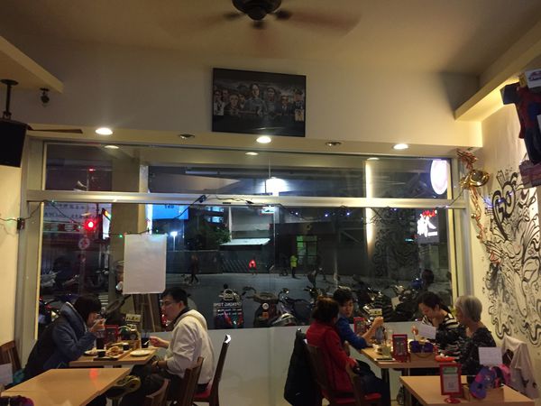 巴克斯美式小館：[板橋新埔站]吃完鐵板法士達，散步到新北耶誕城吧－巴克斯美式小館