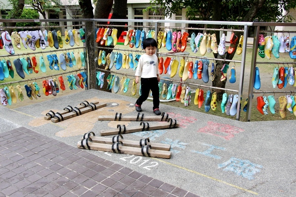 鞋寶觀光工廠：[台中西屯區]鞋寶觀光工廠，小孩兒 超愛自已DIY的帆布鞋。