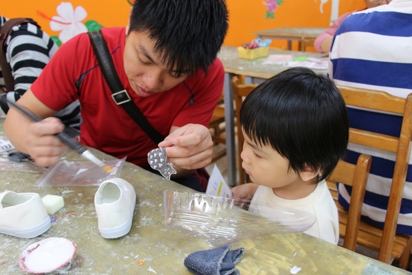 鞋寶觀光工廠：[台中西屯區]鞋寶觀光工廠，小孩兒 超愛自已DIY的帆布鞋。