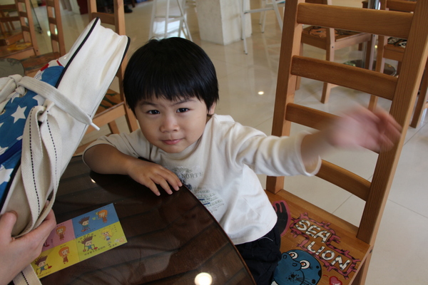 鞋寶觀光工廠：[台中西屯區]鞋寶觀光工廠，小孩兒 超愛自已DIY的帆布鞋。