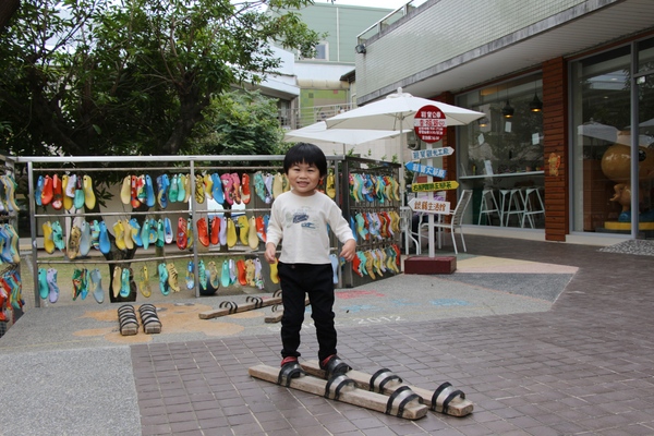 鞋寶觀光工廠：[台中西屯區]鞋寶觀光工廠，小孩兒 超愛自已DIY的帆布鞋。