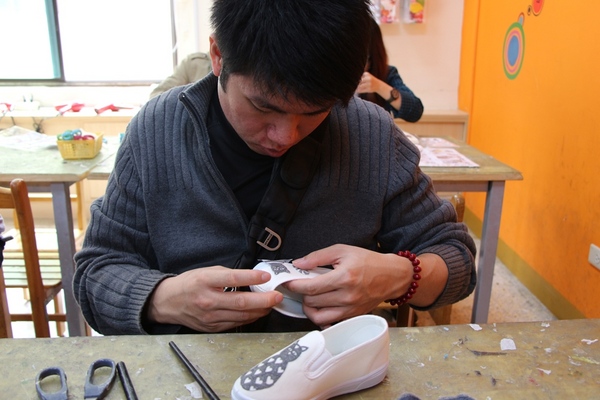 鞋寶觀光工廠：[台中西屯區]鞋寶觀光工廠，小孩兒 超愛自已DIY的帆布鞋。