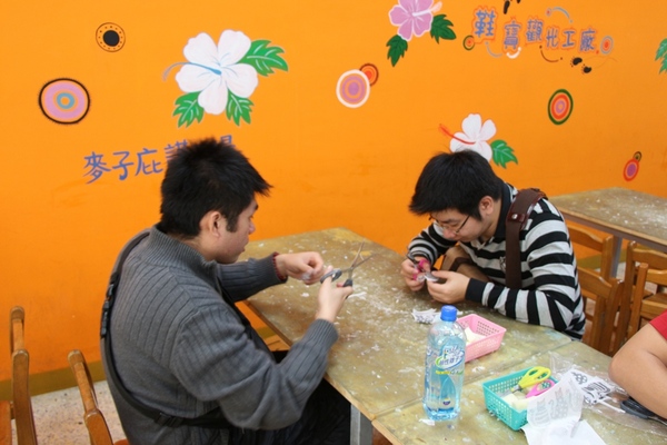 鞋寶觀光工廠：[台中西屯區]鞋寶觀光工廠，小孩兒 超愛自已DIY的帆布鞋。