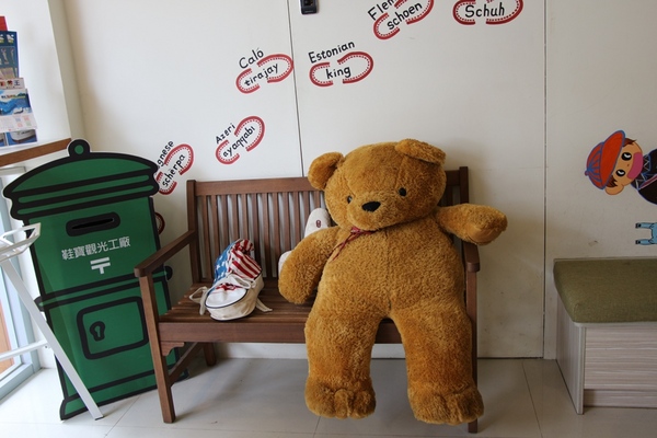 鞋寶觀光工廠：[台中西屯區]鞋寶觀光工廠，小孩兒 超愛自已DIY的帆布鞋。