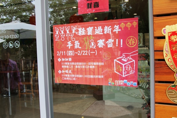 鞋寶觀光工廠：[台中西屯區]鞋寶觀光工廠，小孩兒 超愛自已DIY的帆布鞋。