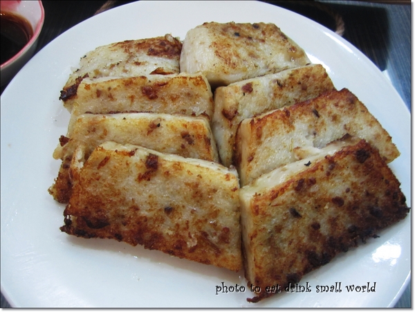 德祿食品（蘿蔔糕專賣）(旗鑑店)：『德祿食品-蘿蔔糕專賣(德祿旗鑑店)』結合了台式與港式的綜合體，讓你吃蘿蔔糕不再是一成不變哦!!!