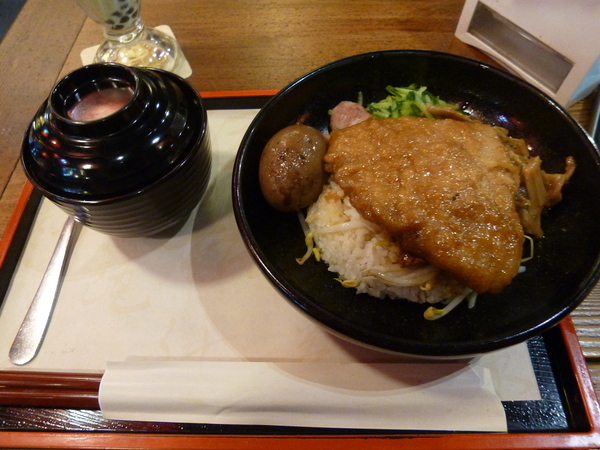 春水堂人文茶館(（大墩店、公益店、經國店）)：【台中西區】春水堂初體驗，叫姊姊不要叫阿姨XDD－春水堂人文茶館(勤美誠品店)