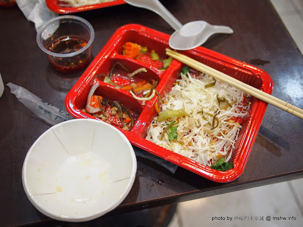 東泰鮮泰式椒麻雞飯：【食記】高雄東泰鮮泰式椒麻雞飯@苓雅MRT三多商圈 : 酥脆可口,麻中帶勁…小菜也不算難吃