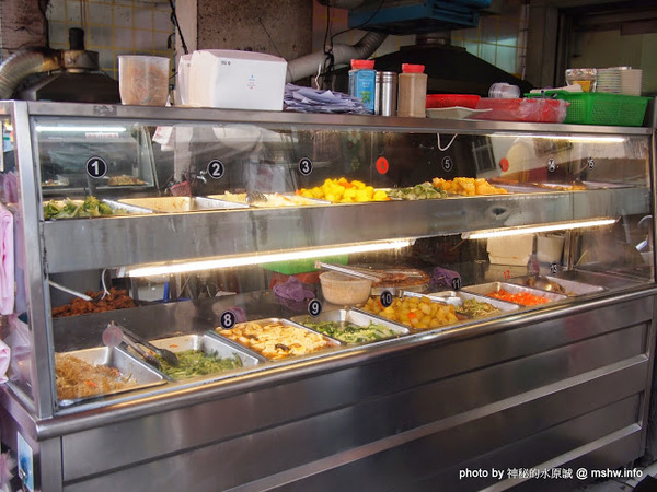 東泰鮮泰式椒麻雞飯：【食記】高雄東泰鮮泰式椒麻雞飯@苓雅MRT三多商圈 : 酥脆可口,麻中帶勁…小菜也不算難吃