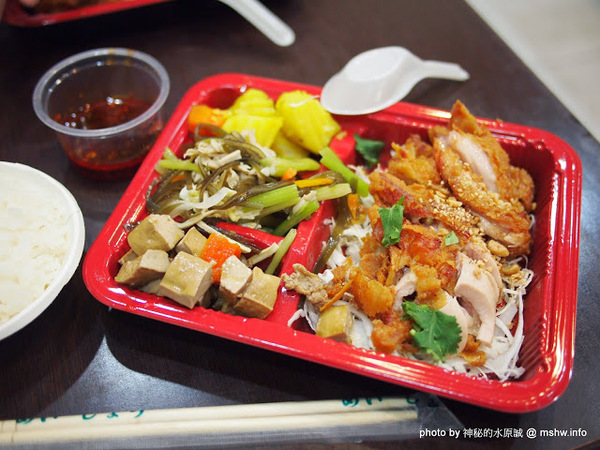 東泰鮮泰式椒麻雞飯：【食記】高雄東泰鮮泰式椒麻雞飯@苓雅MRT三多商圈 : 酥脆可口,麻中帶勁…小菜也不算難吃