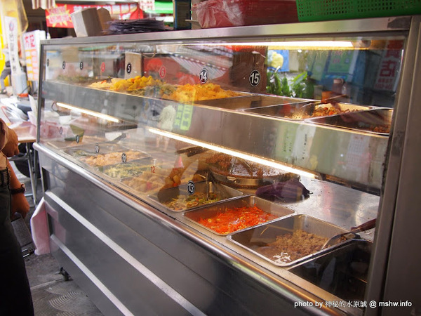 東泰鮮泰式椒麻雞飯：【食記】高雄東泰鮮泰式椒麻雞飯@苓雅MRT三多商圈 : 酥脆可口,麻中帶勁…小菜也不算難吃