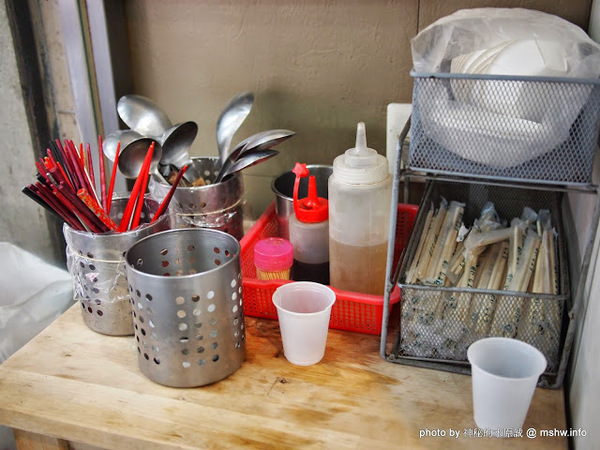 東泰鮮泰式椒麻雞飯：【食記】高雄東泰鮮泰式椒麻雞飯@苓雅MRT三多商圈 : 酥脆可口,麻中帶勁…小菜也不算難吃