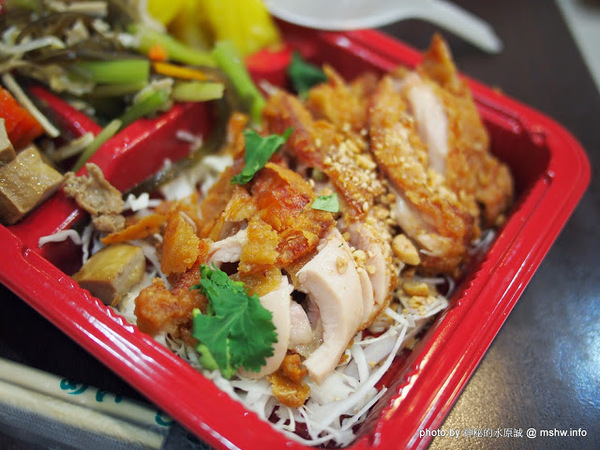 東泰鮮泰式椒麻雞飯：【食記】高雄東泰鮮泰式椒麻雞飯@苓雅MRT三多商圈 : 酥脆可口,麻中帶勁…小菜也不算難吃
