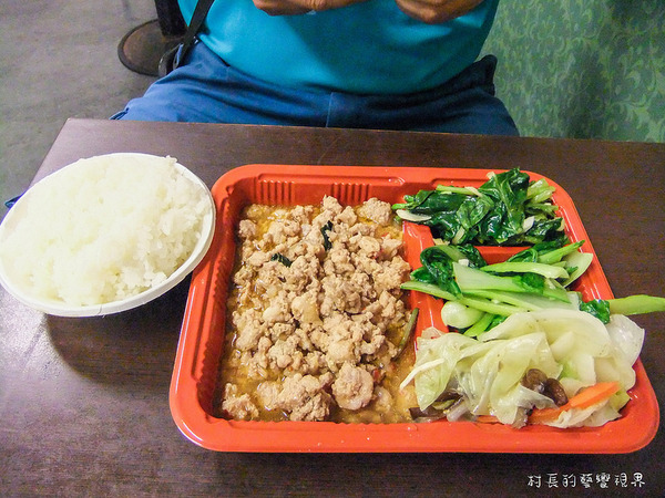 東泰鮮泰式椒麻雞飯:【食記】{高雄。苓雅區}高雄捷運。三多站的東泰鮮泰式便當出外人的飽食便當