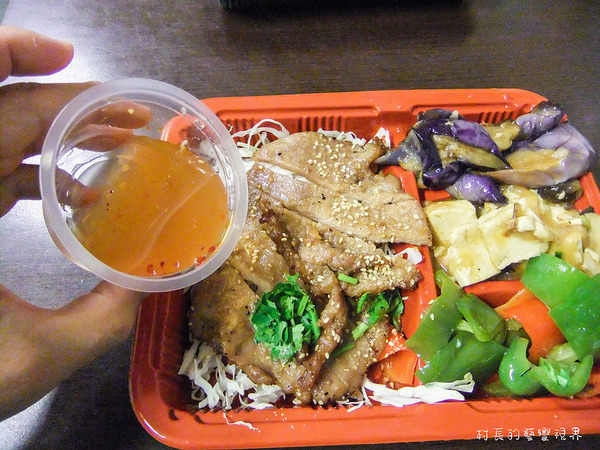 東泰鮮泰式椒麻雞飯:【食記】{高雄。苓雅區}高雄捷運。三多站的東泰鮮泰式便當出外人的飽食便當