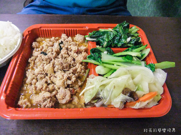 東泰鮮泰式椒麻雞飯:【食記】{高雄。苓雅區}高雄捷運。三多站的東泰鮮泰式便當出外人的飽食便當