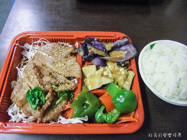 東泰鮮泰式椒麻雞飯:【食記】{高雄。苓雅區}高雄捷運。三多站的東泰鮮泰式便當出外人的飽食便當
