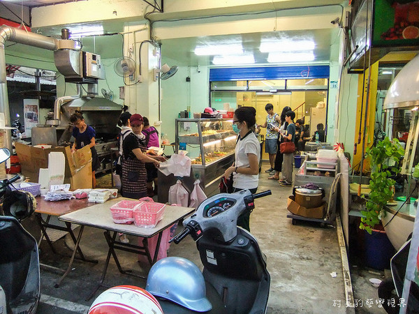 東泰鮮泰式椒麻雞飯:【食記】{高雄。苓雅區}高雄捷運。三多站的東泰鮮泰式便當出外人的飽食便當