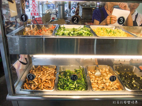 東泰鮮泰式椒麻雞飯:【食記】{高雄。苓雅區}高雄捷運。三多站的東泰鮮泰式便當出外人的飽食便當