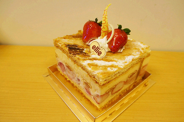 Ellie 耶里西點:信義安和站♬ㄠ嗚~女孩大心尖叫夢幻草莓千層派!(指)精緻生日蛋糕首選 Ellie 耶里西點