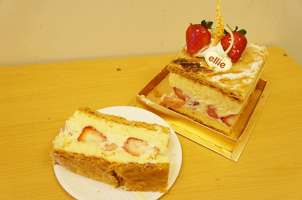 Ellie 耶里西點:信義安和站♬ㄠ嗚~女孩大心尖叫夢幻草莓千層派!(指)精緻生日蛋糕首選 Ellie 耶里西點
