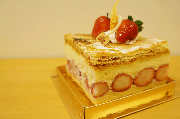 Ellie 耶里西點:信義安和站♬ㄠ嗚~女孩大心尖叫夢幻草莓千層派!(指)精緻生日蛋糕首選 Ellie 耶里西點