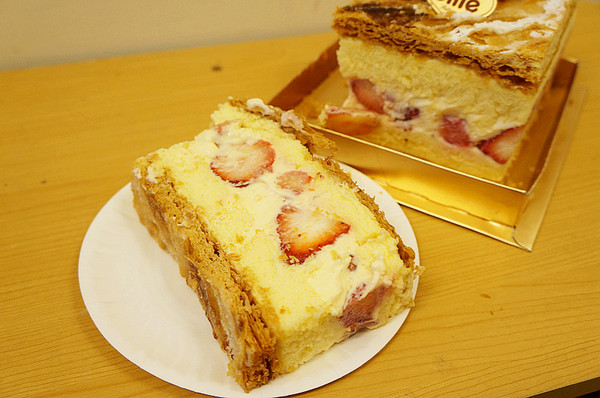 Ellie 耶里西點:信義安和站♬ㄠ嗚~女孩大心尖叫夢幻草莓千層派!(指)精緻生日蛋糕首選 Ellie 耶里西點