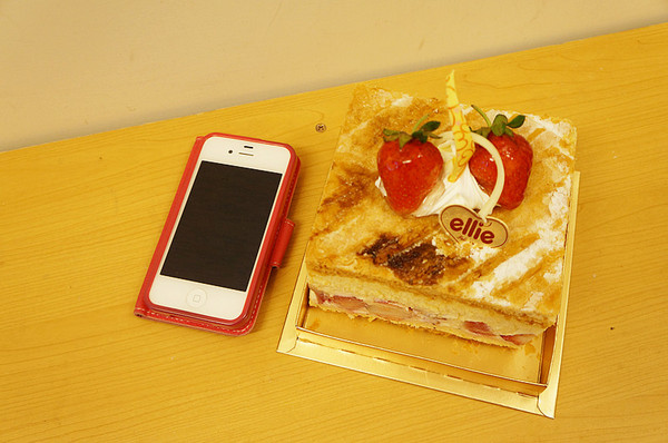 Ellie 耶里西點:信義安和站♬ㄠ嗚~女孩大心尖叫夢幻草莓千層派!(指)精緻生日蛋糕首選 Ellie 耶里西點