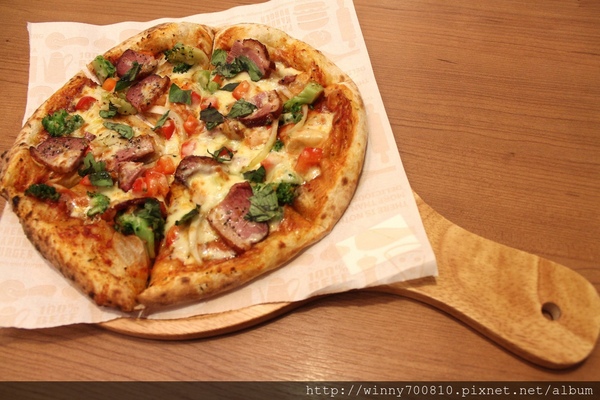 TINO'S PIZZA CAFE 堤諾比薩(莊敬門市)：台北/信義 義式自然發酵甜在星PIZZA，香Q有食趣!【TINO'S PIZZA CAFE堤諾比薩】（莊敬店）捷運101/世貿站